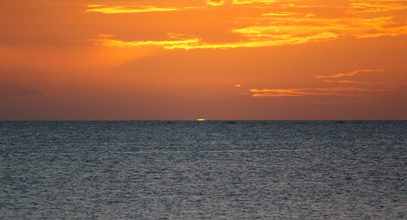 the-green-flash-phenomenon-at-sunset